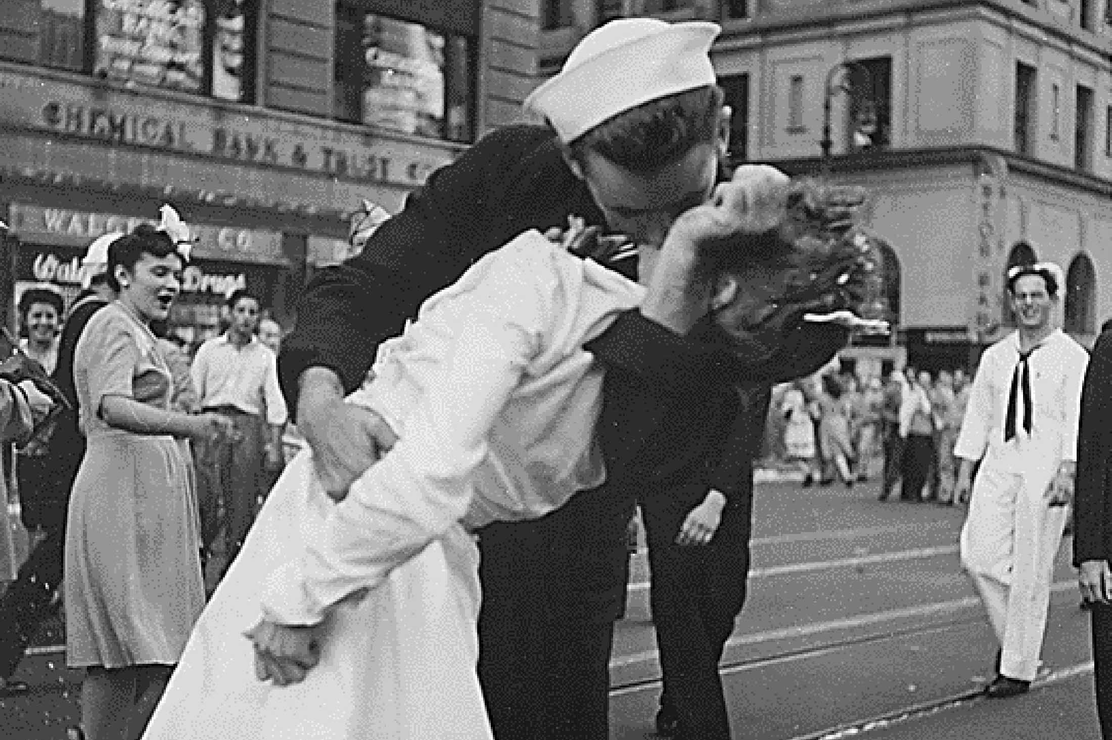 sailor kiss in san diego on VE day